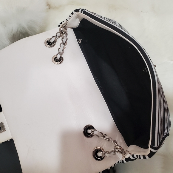 Black and White Chanel Cruise Collection handbag - Picture 4 of 5